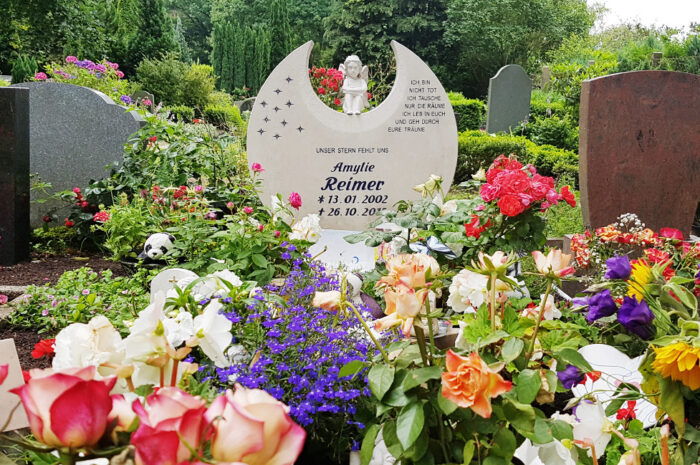 Grabstein Kindergrabstein Kindergrabmal hell Grabbepflanzung Grabgestaltung Junge Menschen Kinder Kindergrab Pflanzen Sommer Blumen Steinmetz Friedhof Benz Usedom Insel