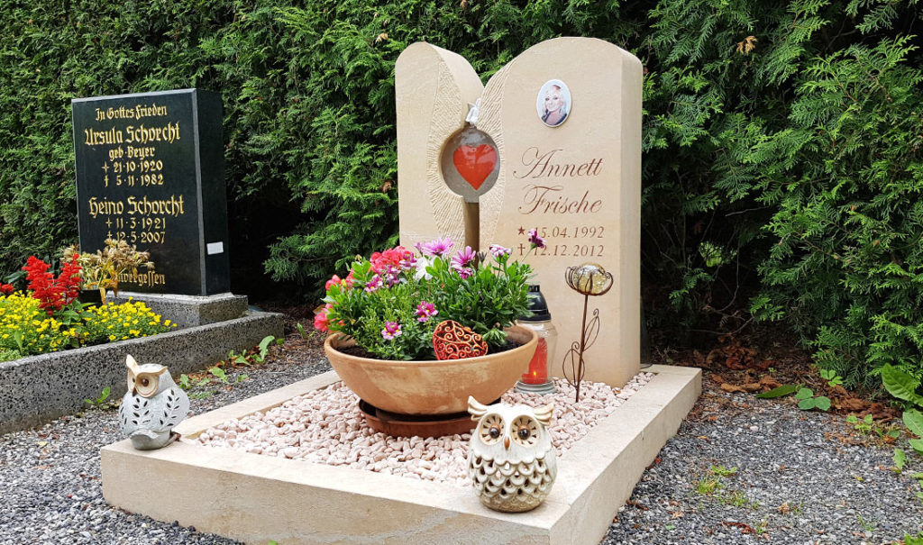 Urnengrab Gestaltung Kies pflegeleicht Grabstein Glas Herz Grabschmuck Grabdeko Grabschale Friedhof Großschwabhausen Steinmetz
