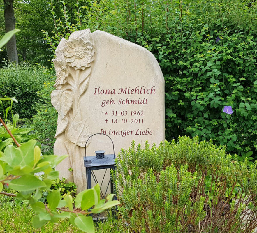 Grabgestaltung Einzelgrab - Grabstein mit Sonnenblume aus Sandstein