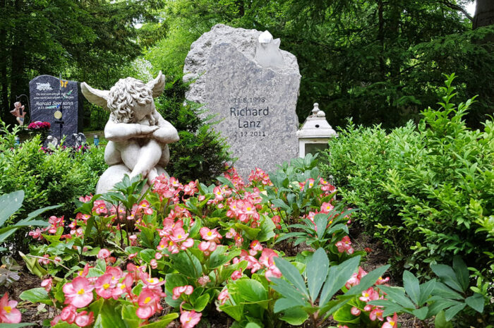 Einzelgrabstätte Bepflanzen Deko Grabschmuck dekorieren Engel Grabfigur Grabstein Felsen Findling Laterne