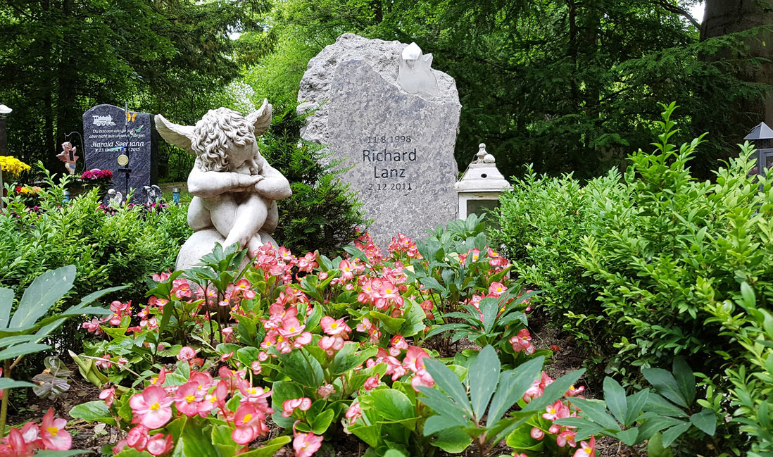 Einzelgrabstätte Bepflanzen Deko Grabschmuck dekorieren Engel Grabfigur Grabstein Felsen Findling Laterne