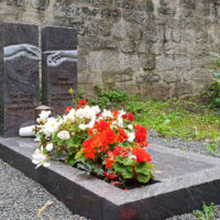 Grabgestaltung Grabbepflanzung pflegeleicht Einfassung Grabplatte Blumen Modern Grabstein Michelangelo Granit Paradiso Friedhof Gorgenthal Thüringen