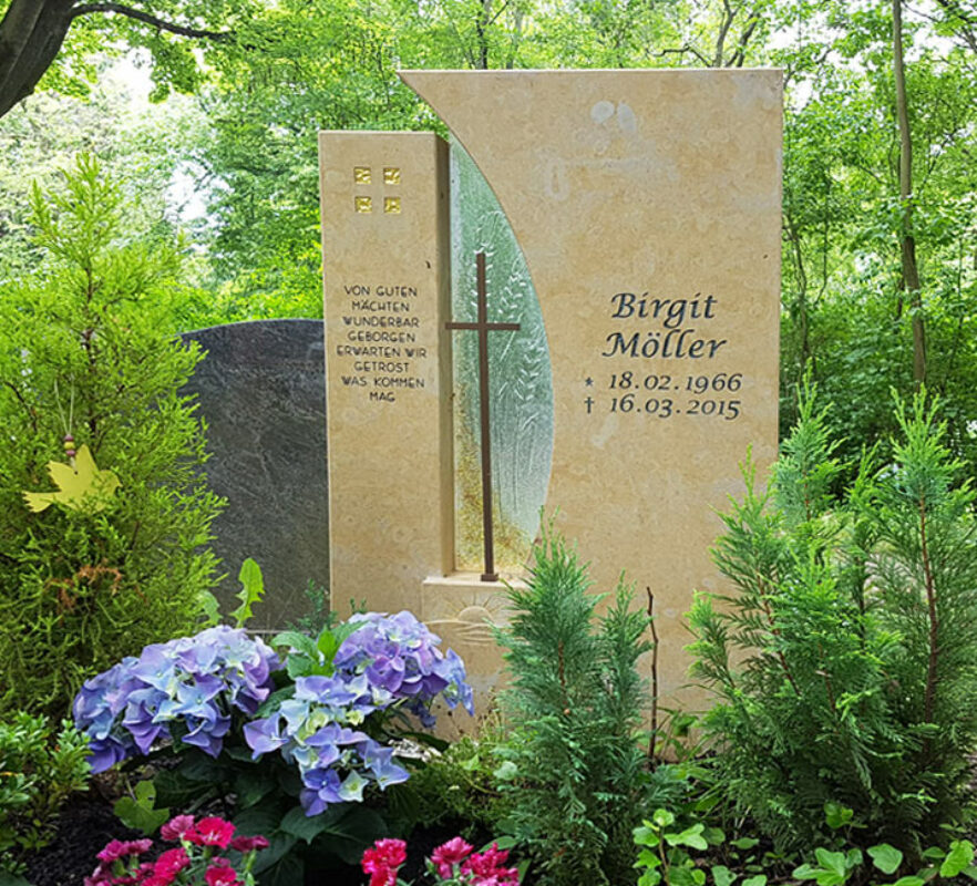 Einzelgrabgestaltung -. Grabstein mit Kreuz/Sonne Symbol & Glaselement