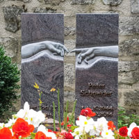 Grabstein berührende Hände Finger Michelangelo granit Paradiso poliert Moderne Grabgestaltung Friedhof Georgenthal Thüringen