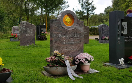 Ronshausen Alter Friedhof Urnengedenkstein Breukel