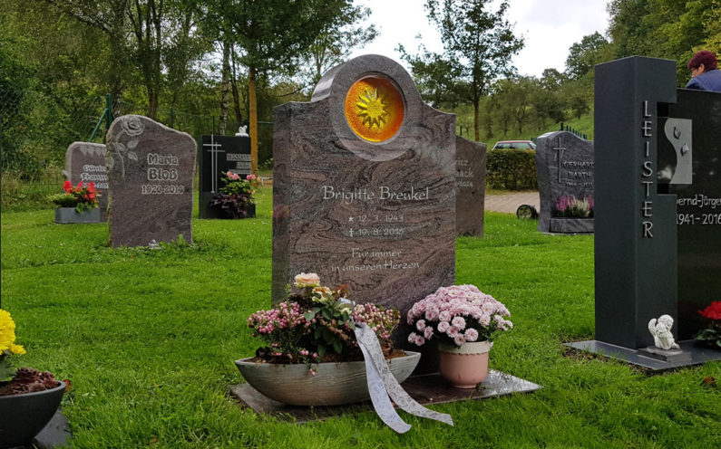 Ronshausen Alter Friedhof Urnengedenkstein Breukel - 0