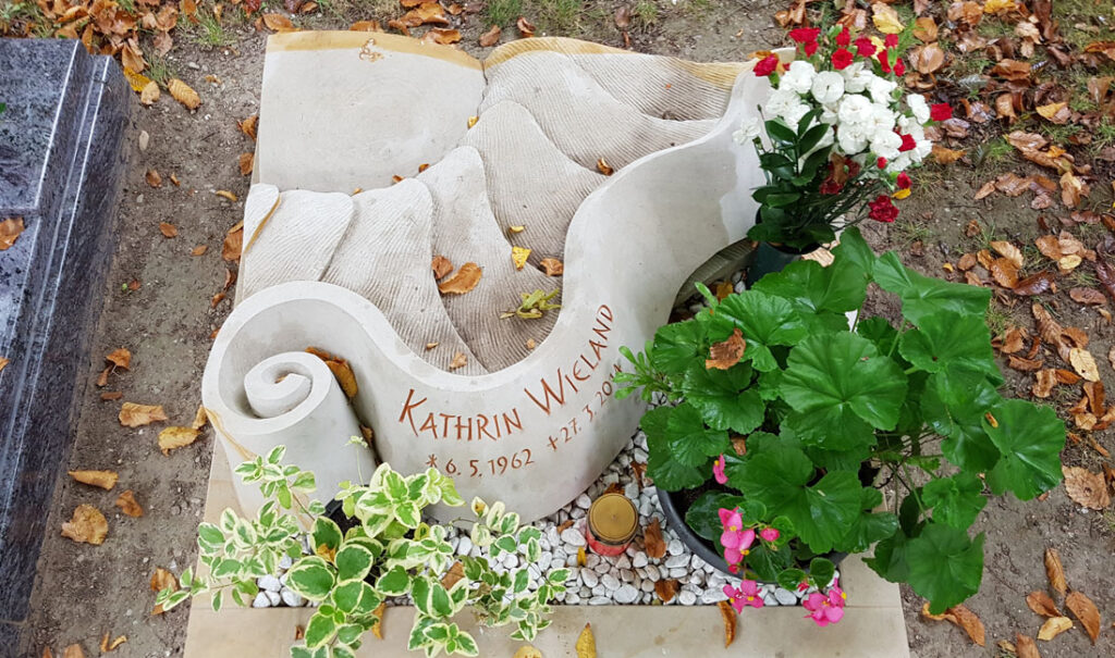 Urnengrab Liegeplatte mit Sonnenblumenmotiv