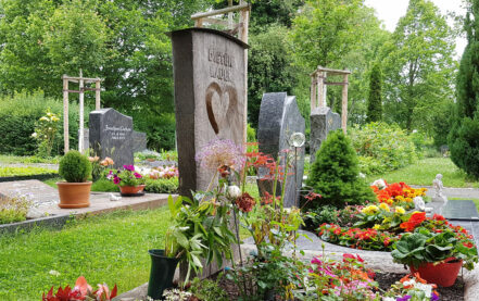 Erfurt-Hochheim Friedhof Urnengrabmal Kauer
