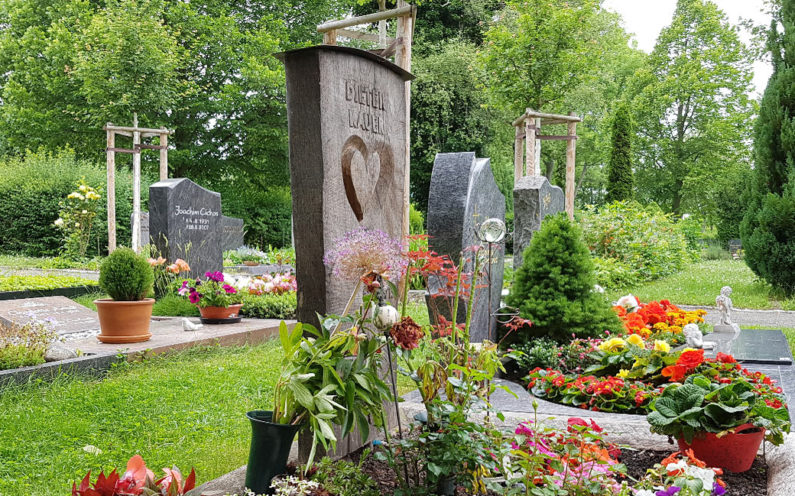 Erfurt-Hochheim Friedhof Urnengrabmal Kauer - 1