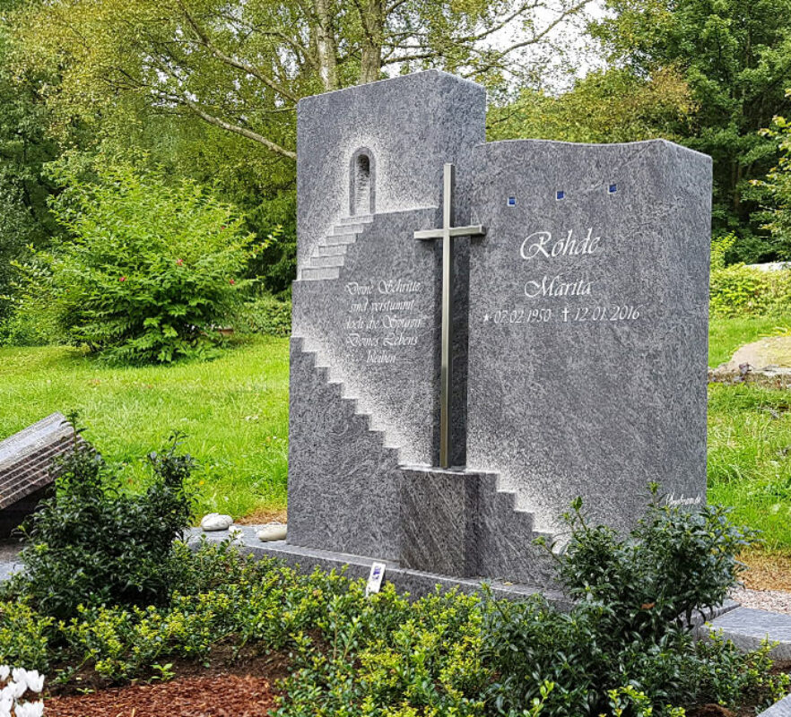 Pflegeleichte Grabgestaltung & Bepflanzung Doppelgrab  - Grabstein mit Treppe & Kreuz
