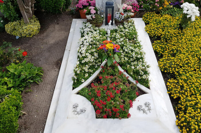 Kreative Grabgestaltung Grab im Sommer Blumen Pflanzen Beispiel modern Blumen Bodendecker