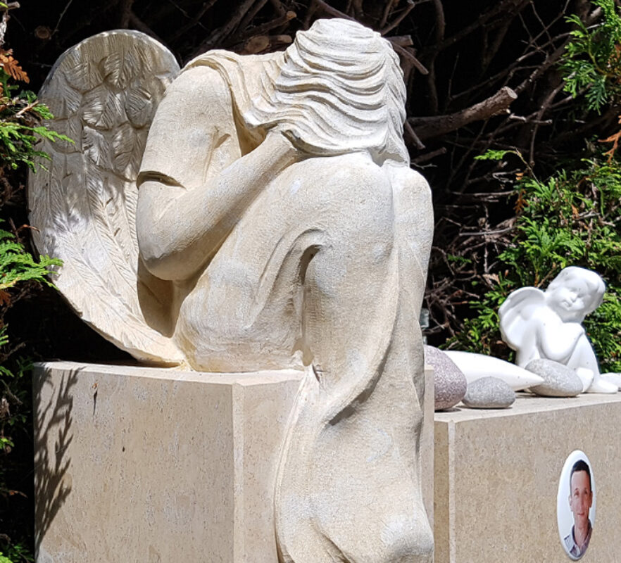 Zweiteiliger Grabstein mit Engel Figur - Urnengrabstätte