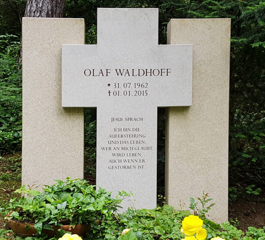 Familiengrab Grabanlage Kalkstein - Grabstein mit christlichem Kreuz Symbol