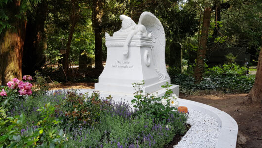 Große Grabanlage aus Marmor – Aufbau & Impressionen Große Grabanlage aus Marmor – Aufbau & Impressionen