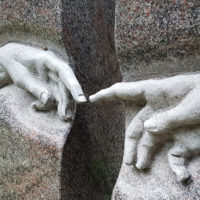 Berührende Hände Finger Grabstein Grabmal Grabgestaltung Michelangelo Rom Sixtinische Kapelle Georgenthal Friedhof Steinmetz