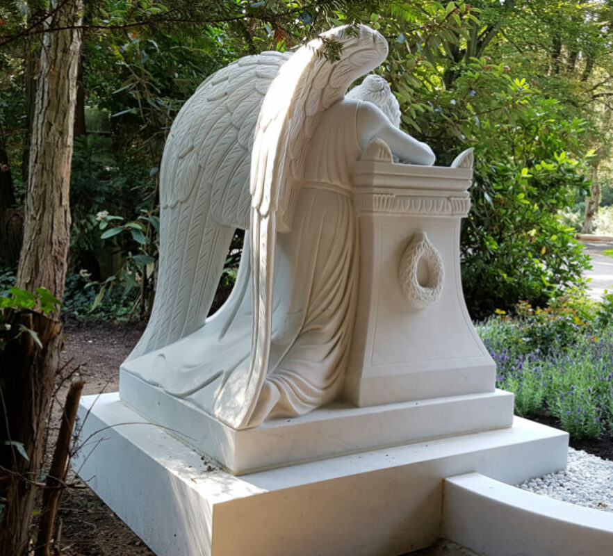 Große Familiengrabstätte mit Engel Grabstein aus Marmor - Emelyn Story (Angel of Grief)