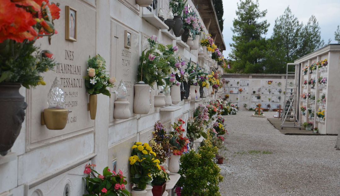 Urnen kann man oberirdisch in einem Kolumbarium bestatten. | Bildquelle: © stilvolle-grabsteine.de