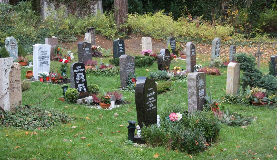 Die Bestattung auf einem Friedhof hat eine lange Tradition. | Bildquelle: © stilvolle-grabsteine.de