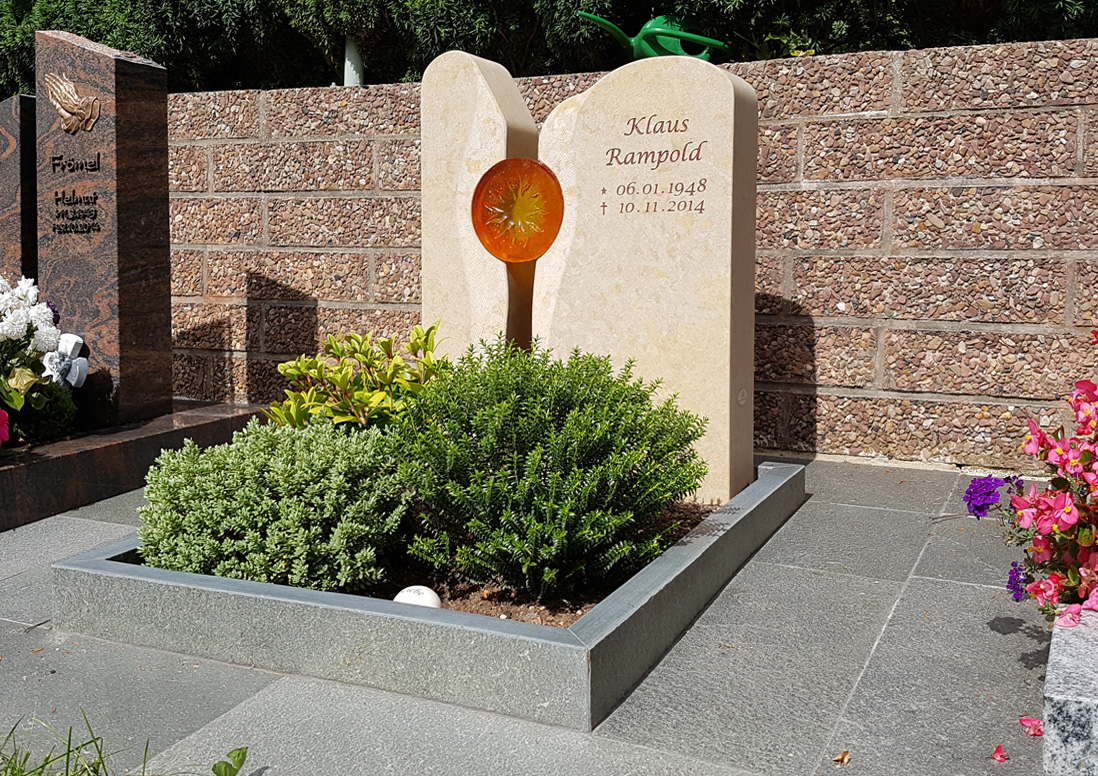 Urnengrabstein mit EInfassung aus hellem Kalkstein & Glaselement Sonne