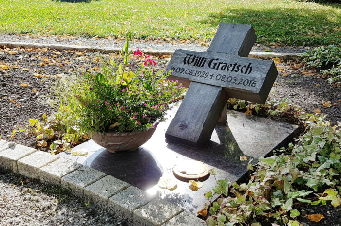 Urnengrabgestaltung Holzkreuz Grabplatte Pflanzschale 38