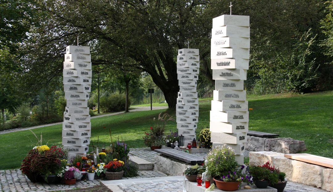 Unterschiedliche gestaltet, tragen Urnenstelen auch zum Gesamtbild des Friedhofgeländes bei. | Bildquelle: ©Stilvolle Grabsteine