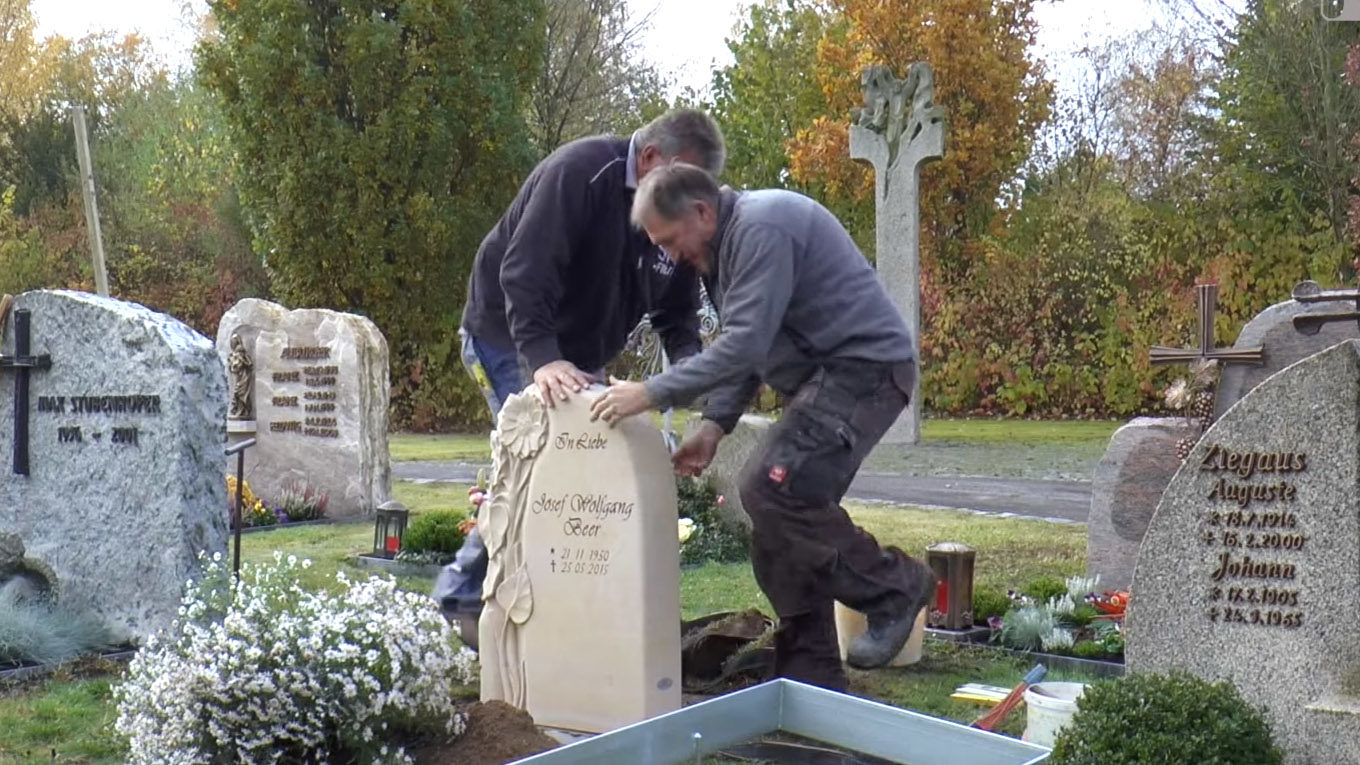 Video zu Impressionen vom Friedhof – Aufbau Floraler Grabstein mit Sonnenblume aus Sandstein