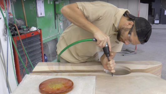 Grabstein Signum mit Glas Element Sonne – Blick in die Werkstatt Grabstein Signum mit Glas Element Sonne – Blick in die Werkstatt