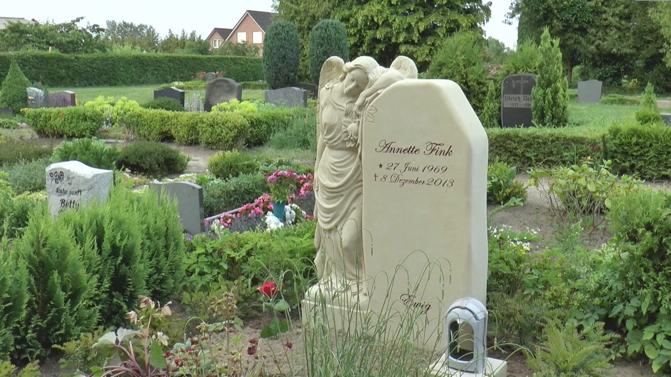 Video zu Friedhofsimpressionen: Sandstein Grabengel Clarissa