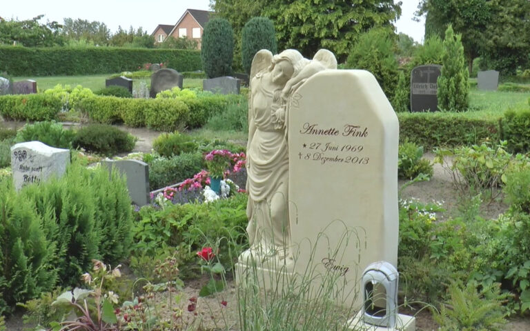 Video zu Friedhofsimpressionen: Sandstein Grabengel Clarissa