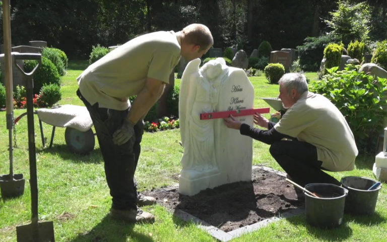 Video zu Aufbau unseres Urnengrabsteins „Clarissa“ in Hamburg