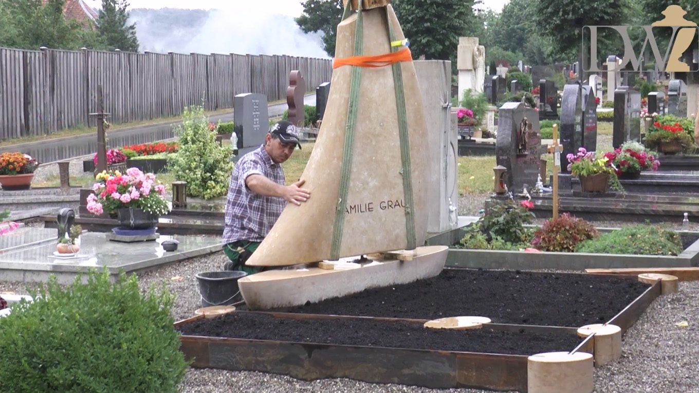 Video zu Aufbau eines besonderen Grabsteins bei Nürnberg