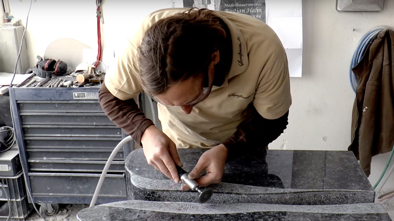 Video zu Individueller Grabstein aus Granit Labrador Blue Pearl