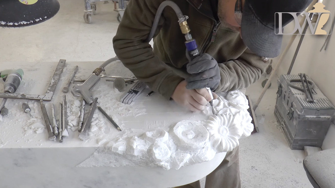 Video zu Weißes Marmorgrabmal mit Blumendekor