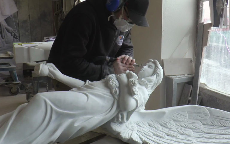 Video zu Eleganter großer Grabengel „Serafina“ – Große Engelsskulptur mit Rosen