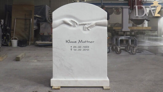 Eleganter Grabstein „Michelangelo“ mit Handmotiv Eleganter Grabstein „Michelangelo“ mit Handmotiv