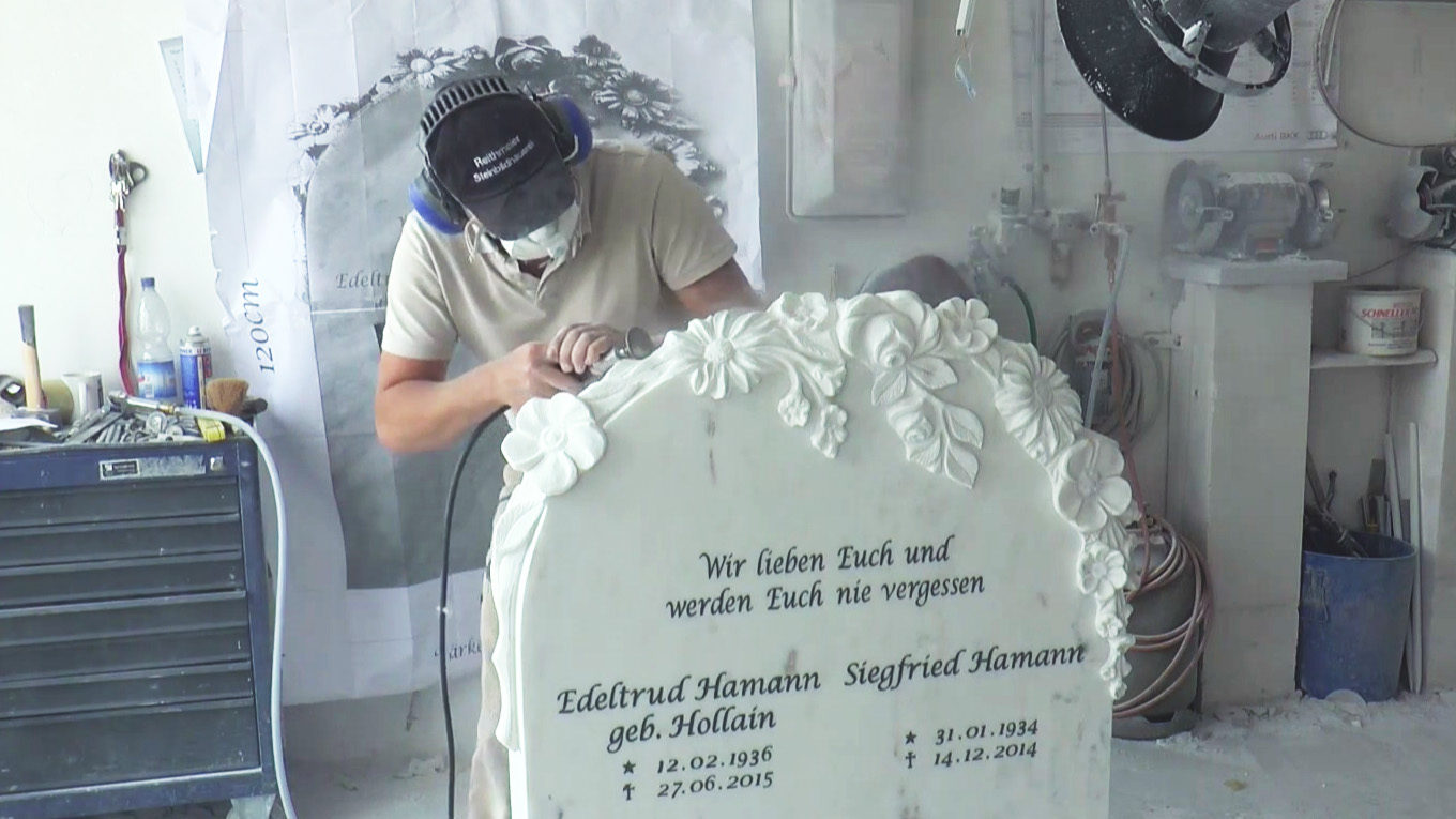 Video zu Marmorgrabstein „Corvina“ mit Rosenmotiv – Edles Grabmal für Doppelgrab