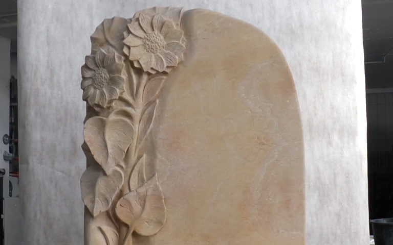 Video zu Urnengrabstein Sandstein „Florenzia“ – Grabstein Motive mit Sonnenblume