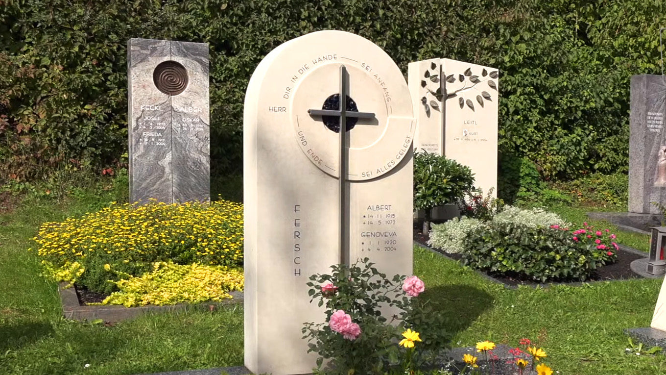Video zu Grabsteine Steinmetz Berlin – Marmor Doppelgrabstein mit Edelstahl Kreuz