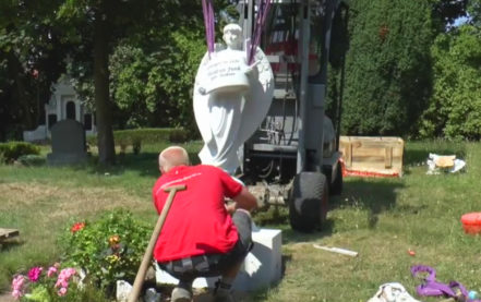 Aufbau eines einzigartigen Grabengels aus Marmor