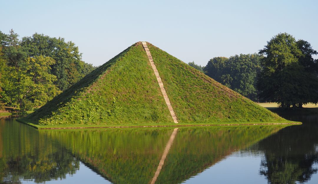 Die Grabpyramide steht in mitten eines Sees und beherbergt das Grad des Fürsten.| Bildquelle: © Fotolia - imohn