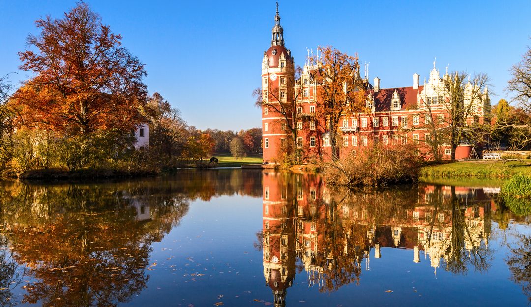 Das Schloss im Fürst Pückler Park im Sommer. | Bildquelle: © Fotolia - Frank