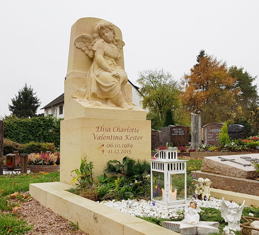 Grabstein mit Engel / Grabeinfassung aus hellem Sandstein