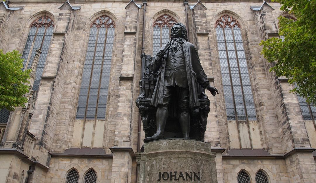 Das Bachdenkmal vor der Thomaskirche in Leipzig. | Bildquelle: © Fotolia - Claudio Divizia