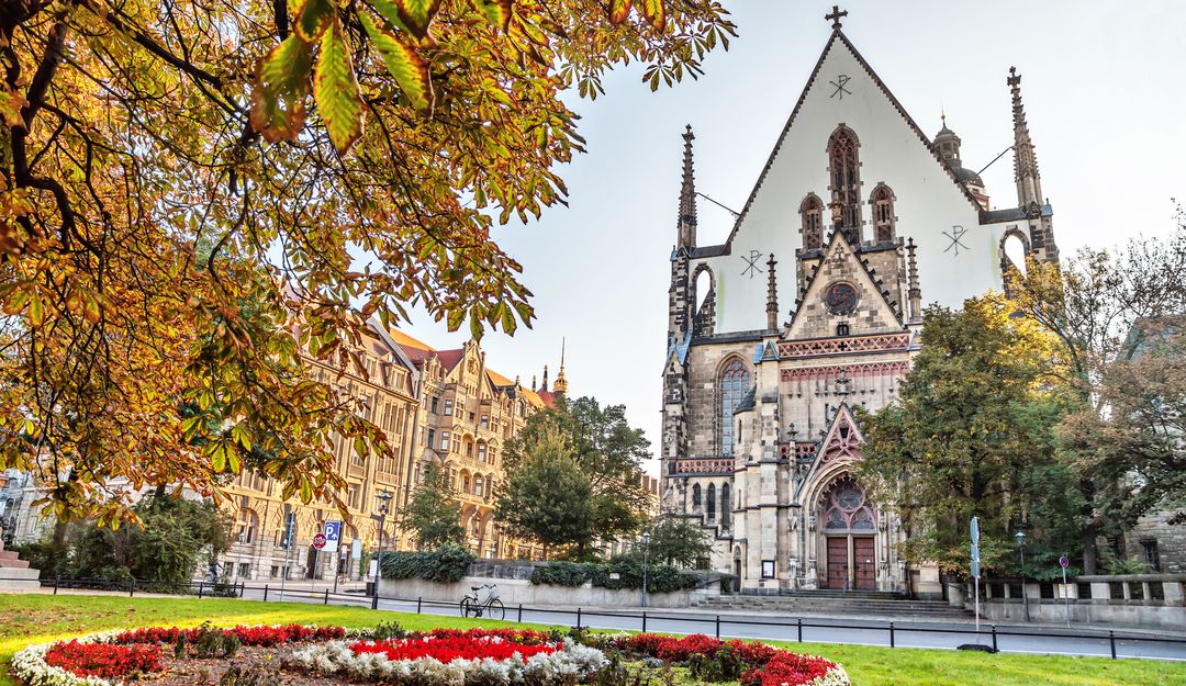 Die Thomaskirche in Leipzig von vorne. | Bildquelle: © Fotolia - bbsferrari