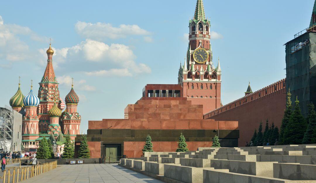 Das Lenin-Mausoleum in Moskau ähnelt architektonisch einer Pyramide. | Bildquelle: © Fotolia - sergunt