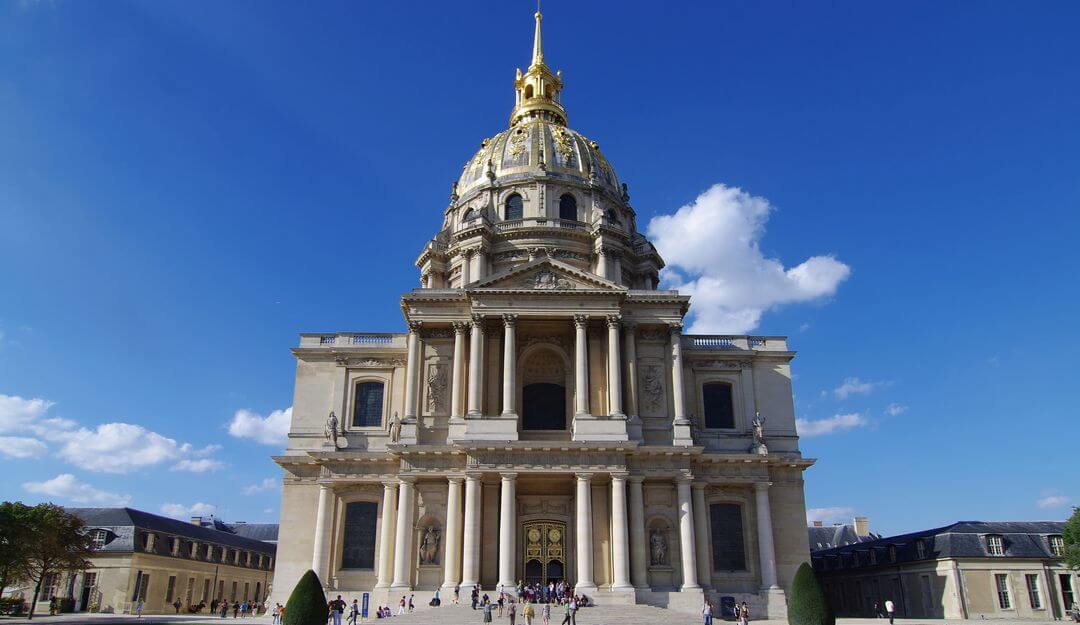 Der Invalidendom in Paris und das Grab Napoleons ziehen jährlich viele Besucher an. | Bildquelle: © JuergenL - Fotolia