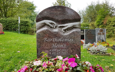 Hammerstedt Dorffriedhof Urnengrabstein Bartholomes
