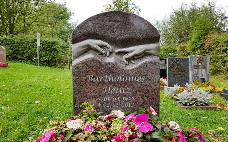 Hammerstedt Dorffriedhof Urnengrabstein Bartholomes - 0