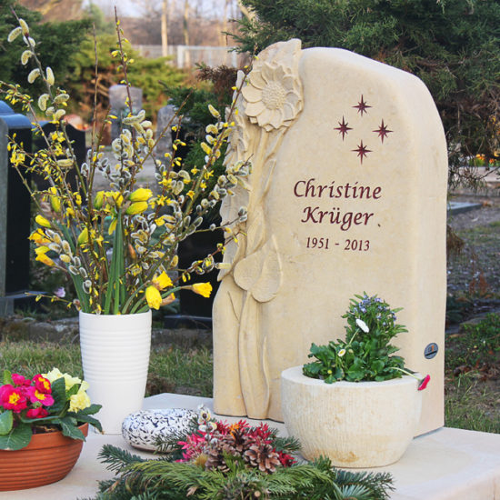 Urnengrabstätte Gestaltung Grabstein Sonnenblume Sandstein Steinmetz Friedhof Schönfließ Eisenhüttenstadt