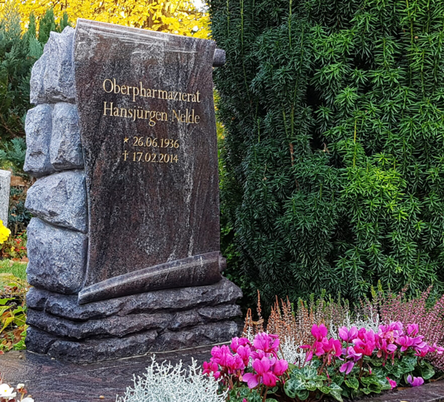 Urnengrabstein mit Papyrus - pflegeleichtes Urnengrab mit Einfassung & Platte